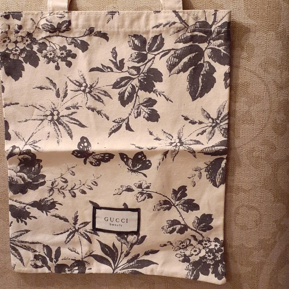 GUCCI FEMALE SATIN BLOOM POUCH TOTE NWT - Picture 5 of 11